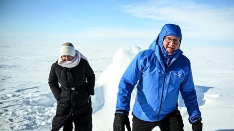 Bundespräsident Frank-Walter Steinmeier und seine Frau Elke Büdenbender informieren sich bei einem Gang durch die Arktis in Tuktoyaktuk über die Folgen des Klimawandels