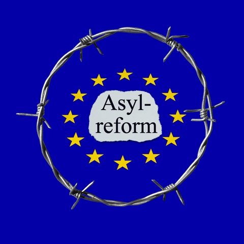 EU-Fahne, in der Mitte steht "Asylreform", darum ein Kreis aus Stacheldraht 