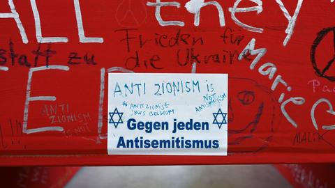 Aufkleber «Gegen jeden Antisemitismus» hängt im Hallenbad-Ost, in dem das indonesische Künstlerkollektiv Taring Padi auf der documenta 15 ausstellt