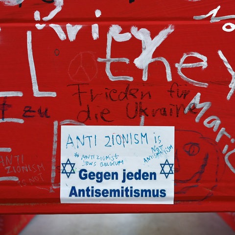 Aufkleber «Gegen jeden Antisemitismus» hängt im Hallenbad-Ost, in dem das indonesische Künstlerkollektiv Taring Padi auf der documenta 15 ausstellt