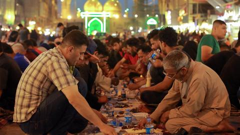 Muslime haben sich unter freiem Himmel zu einem kostenlosen öffentlichen Abendmahl (Iftar) während des muslimischen Fastenmonats Ramadan im Stadtteil Kadhimiya (Badgad) versammelt