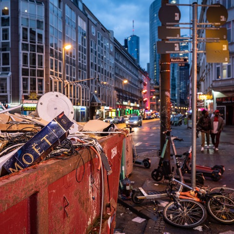 Garbage in the station district