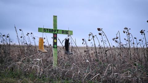 Bauernstreik: Ein grünes Kreuz mit einer Ampel, Gummistiefeln und der Aufschrift: Stoppt die Ampel