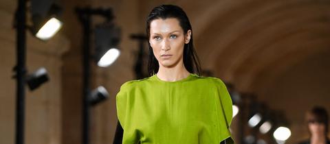 Model Bella Hadid auf der Fashion Week in Paris 2022.