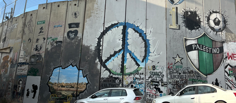 Auf der Mauer in Bethlehem, die Israel vom Westjordanland trennt, haben sich zahlreiche Künstler mit Graffiti verewigt.