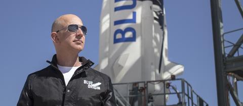 Amazon-Gründer Jeff Bezos bei der Inspektion der Stattrampe vor dem Jungfernflug seines Raumfahrzeuges "New Shepard"