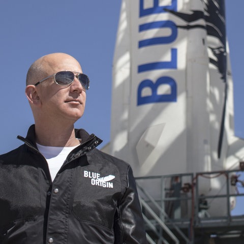 Amazon-Gründer Jeff Bezos bei der Inspektion der Stattrampe vor dem Jungfernflug seines Raumfahrzeuges "New Shepard"