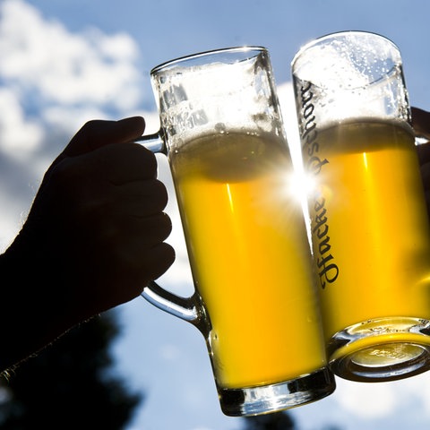 Zwei Gläser mit Bier