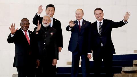 BRICS-Gipfel 2019: Cyril Ramaphosa, Präsident von Südafrika, Xi Jingping, Präsident von China, Narendra Modi, Premierminister von Indien, Wladimir Putin, Präsident von Russland, und Jair Bolsonaro, Präsident von Brasilien, winken Fotografen zu.
