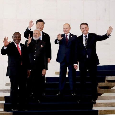BRICS-Gipfel 2019: Cyril Ramaphosa, Präsident von Südafrika, Xi Jingping, Präsident von China, Narendra Modi, Premierminister von Indien, Wladimir Putin, Präsident von Russland, und Jair Bolsonaro, Präsident von Brasilien, winken Fotografen zu.