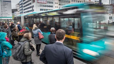  Haltestelle für Busse und Straßenbahnen in Frankfurt