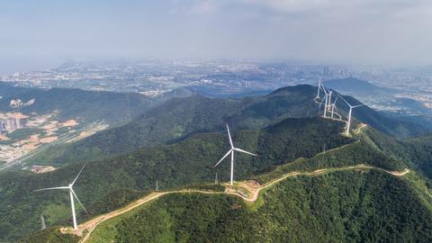Mehrere Windräder auf Hügeln in China 