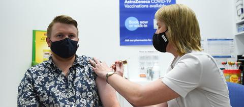 Brisbane: Ein Mann wird gegen das Coronavirus geimpft