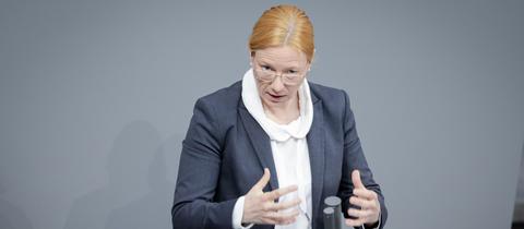 Die SPD-Politikerin Dagmar Schmidt am Rednerpult im Bundestag