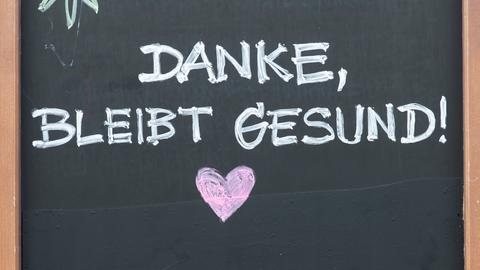 Schild mit der Aufschrift "Danke, bleibt gesund!"