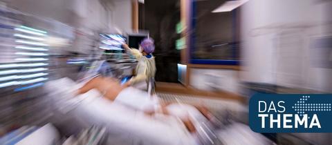 Intensivstation mit Patient im Bett und Pflegekraft am Bett