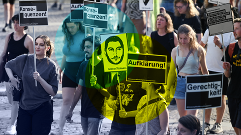 Teilnehmer eines Demonstrationszuges halten im Anschluss an eine Kundgebung für die Opfer des Anschlags von Hanau Plakat mit der Aufschrift "Aufklärung", "Konsequenzen" und "Aufklärung". 