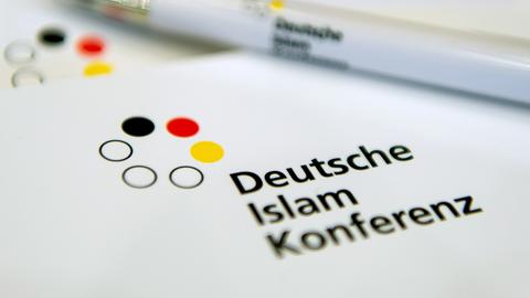 Pressemappen und ein Kugelschreiber mit dem Logo «Deutsche Islam Konferenz»