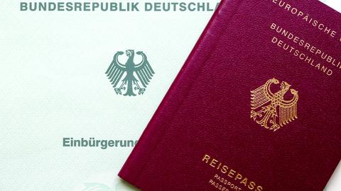 Einbürgerungsurkunde der Bundesrepublik Deutschland und ein deutscher Reisepass