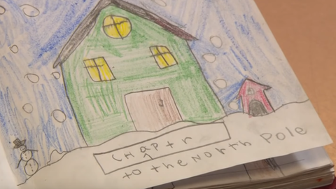 Erstes Kapitel des Buches von Dillon Helbig (zu sehen ist ein Haus im Schnee, darunter steht: "Chaptr 1 - to the North Pole")