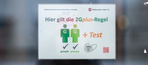 Sujetbild: Am Eingang eines Kinos in Niedersachsen wird auf die geltende "2G Plus"-Regel hingewiesen.