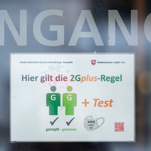 Sujetbild: Am Eingang eines Kinos in Niedersachsen wird auf die geltende "2G Plus"-Regel hingewiesen.