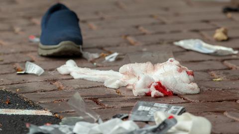 Blutige Verbandsmittel liegen auf dem Boden in der Nähe der Masjid-Al-Noor-Moschee in Christchurch.