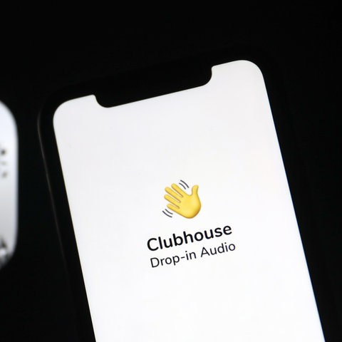 Das Icon der App Clubhouse auf einem Smartphone-Display