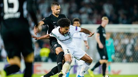 Ein Zweikampf aus dem Hinspiel zwischen Vitoria Guimaraes und Eintracht Frankfurt.