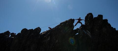 An den Eschbacher Klippen trainieren Kletterer vor einem strahlend blauem Himmel. 