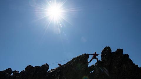 An den Eschbacher Klippen trainieren Kletterer vor einem strahlend blauem Himmel. 