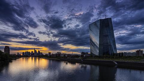 Die EZB in Frankfurt im Dämmerlicht