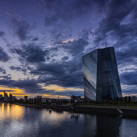 Die EZB in Frankfurt im Dämmerlicht