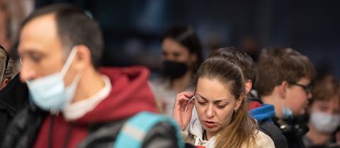 Flüchtlinge aus der Ukraine warten nach ihrer Landung am Frankfurter Flughafen auf ihre Registrierung durch die Bundespolizei.