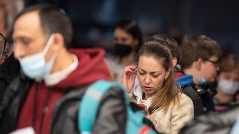 Flüchtlinge aus der Ukraine warten nach ihrer Landung am Frankfurter Flughafen auf ihre Registrierung durch die Bundespolizei.