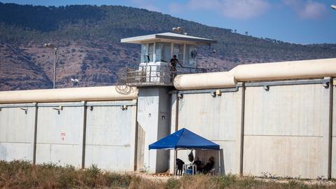 Israelische Soldaten sitzen unter einem Pavillion an der Gefängnismauer des Gilboa-Gefängnises.