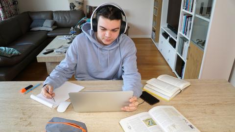 Sujetbild: Ein Jugendlicher sitzt Zuhause am Schreibtisch und "besucht" die Schule per Laptop.