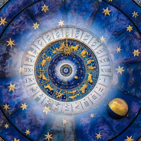 Suetbild: Die Sternzeichen sind im Kreis angeordnet, umgeben von römischen Zahlen und anderem Astrologie-Schnickschnack