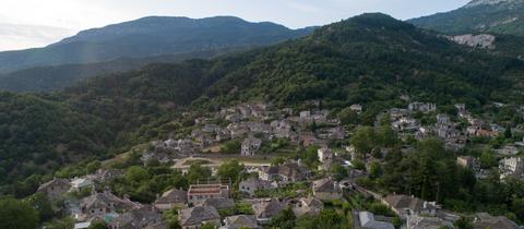 Luftaufnahmen von Papingo in der Regionaleinheit Ioannina