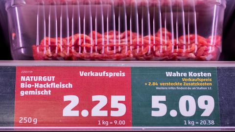 Sujetbild: Ein Preisschild weist den Preis von Hackfleisch aus und, daneben, den "wahren Preis".