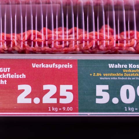 Sujetbild: Ein Preisschild weist den Preis von Hackfleisch aus und, daneben, den "wahren Preis".