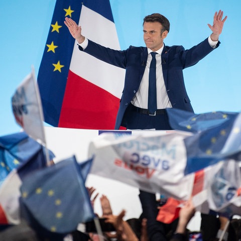 Emmanuel Macron jubelt auf einer Wahlveranstaltung.