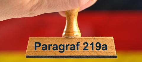 Ein Stempel mit der Aufschrift "Paragraf 219a".