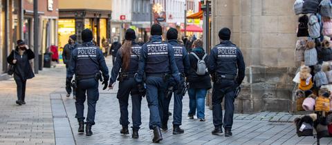 Sujetbild: Polizisten laufen durch die Reutlinger Innenstadt
