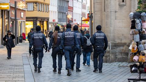 Sujetbild: Polizisten laufen durch die Reutlinger Innenstadt