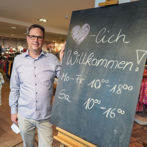 Jochen Ruths, Präsident des Hessischen Handelsverbands, in seinem Geschäft in Friedberg.