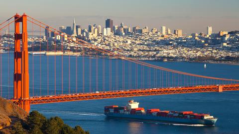 Die Golden-Gate-Brücke vor der Skyline von San Francisco