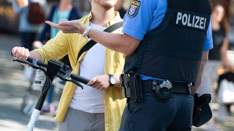 Eine Polizeikontrolle von E-Scooter-Fahrern auf dem Frankfurer Opernplatz.