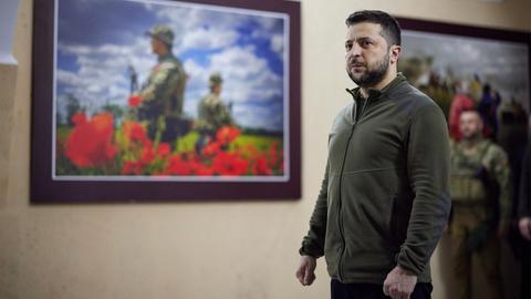 Wolodymyr Selenskyj bei einer Zeremonie zur Verleihung von Medaillen für Heldentum an die Nationalgarde
