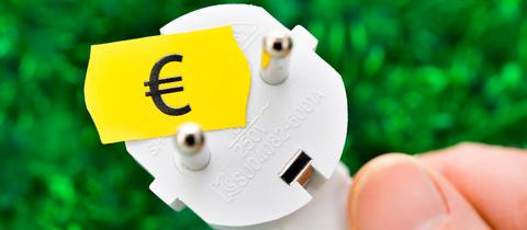 Symbolfoto: Auf einem Elektrostecker klebt ein Euro-Preisschild